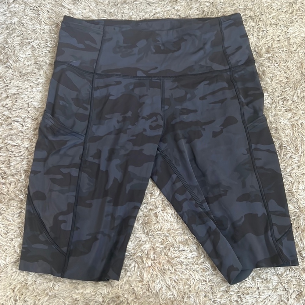 Lululemon biker short with pockets